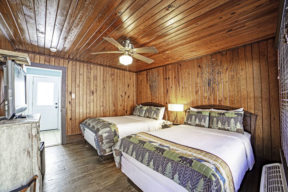 Riverside Lodge at Chimney Rock: 289 Main St, Chimney Rock, NC 28720
